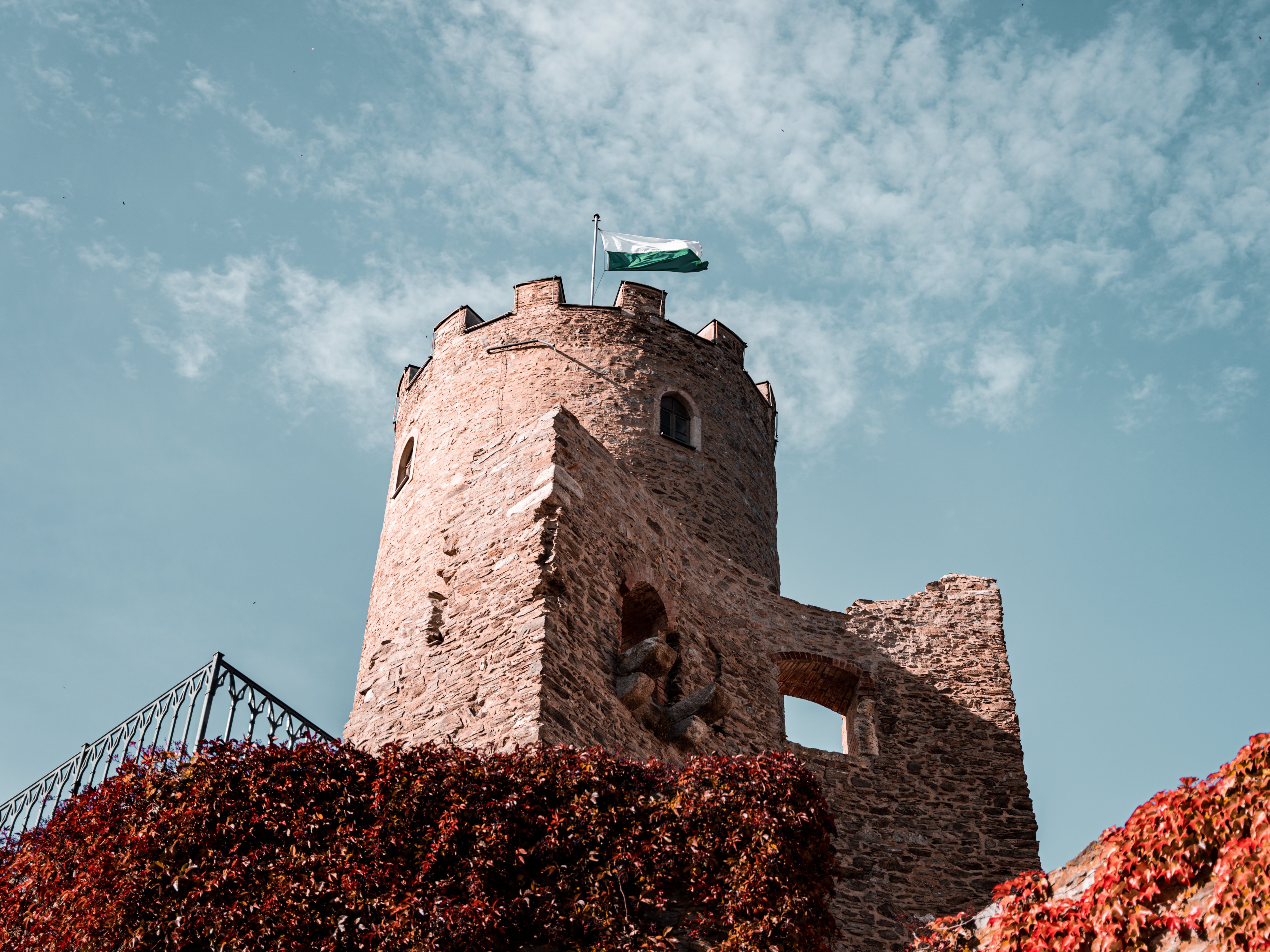 Blick auf den Bergfried mit Fahne von Sachsen_Familienburg Scharfenstein