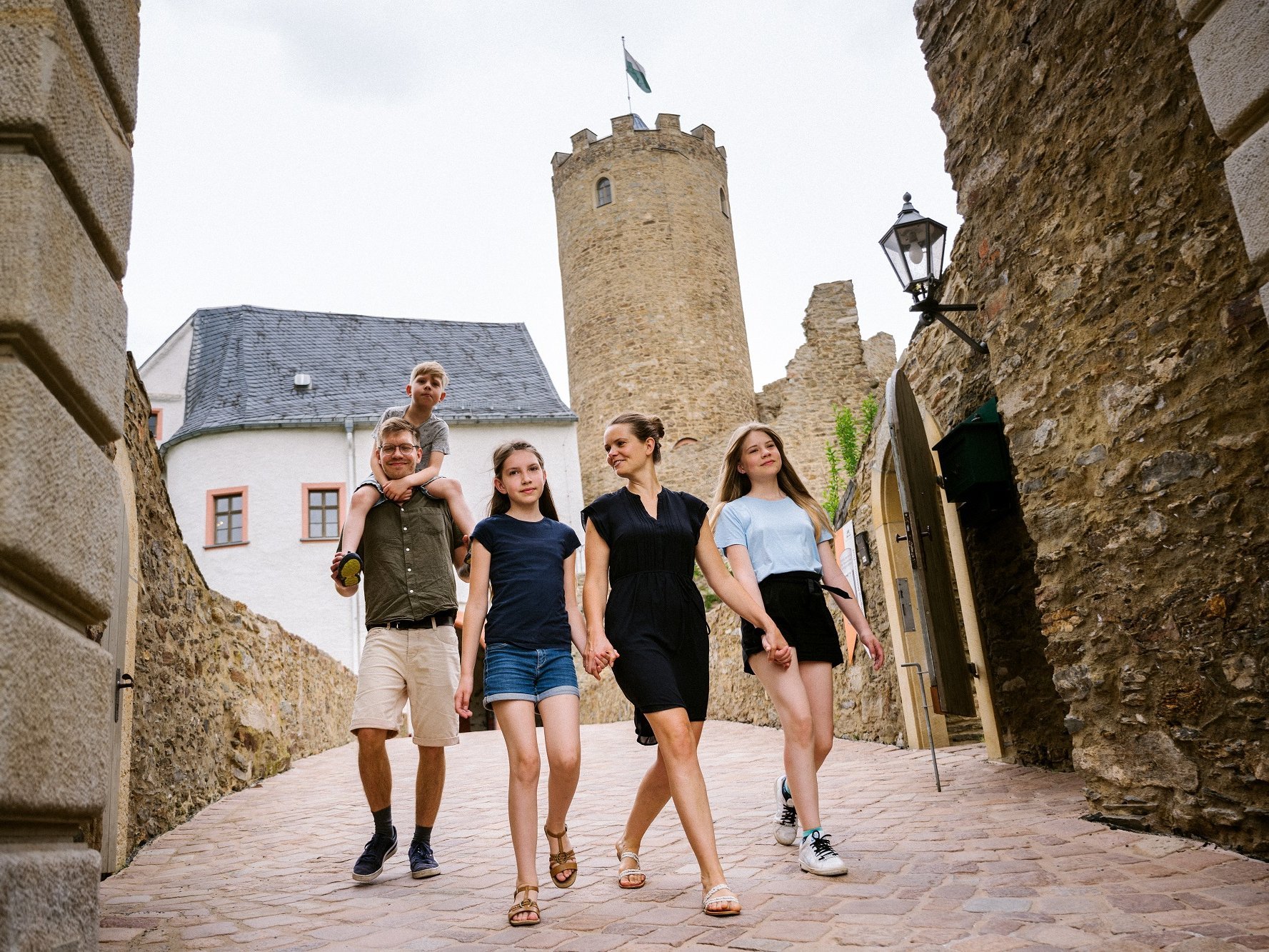 Familie läuft durch das Eingangstor Burg Scharfenstein