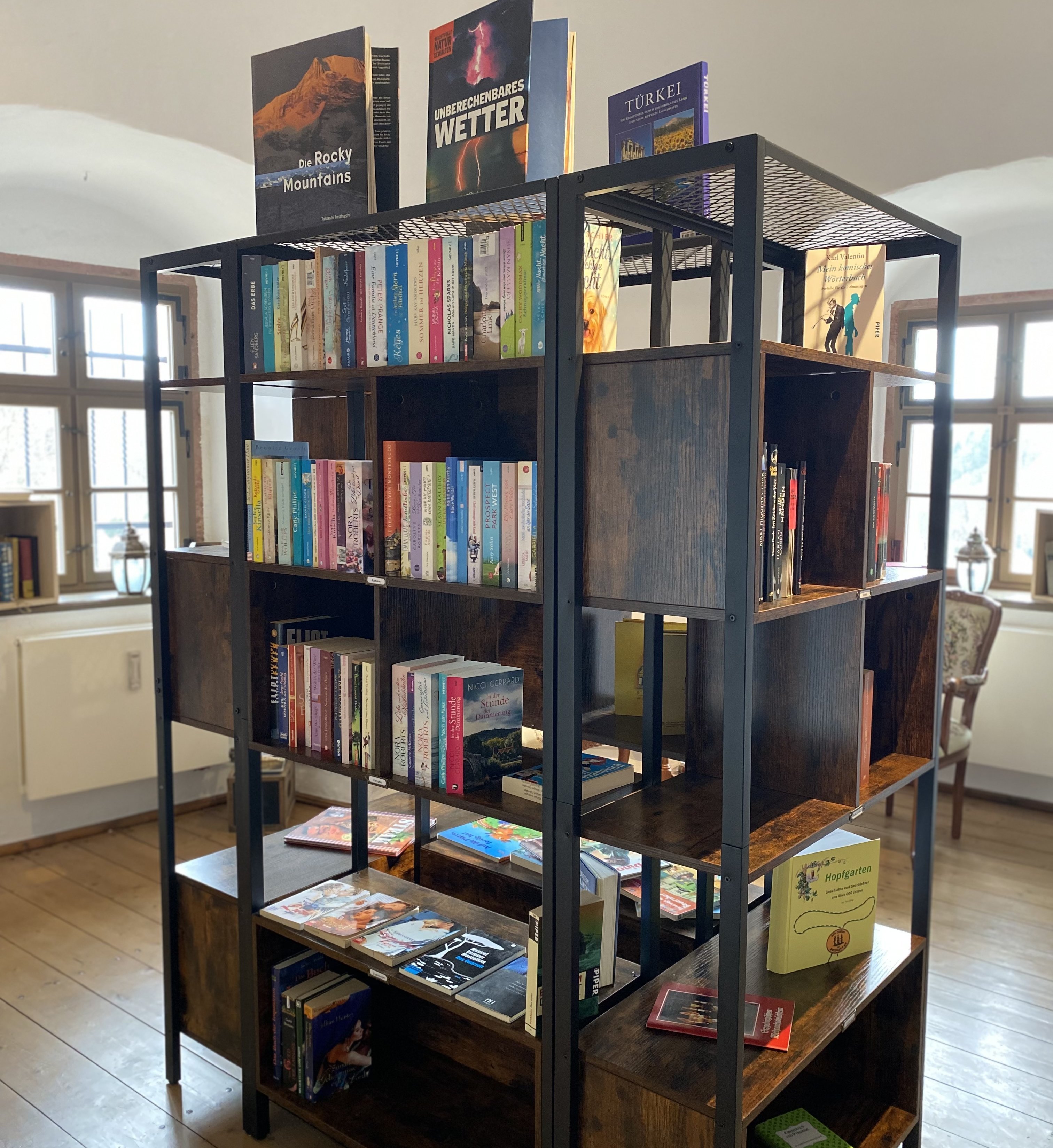 Gefülltes Bücherregal im Bücherstübl auf der Familienburg Scharfenstein
