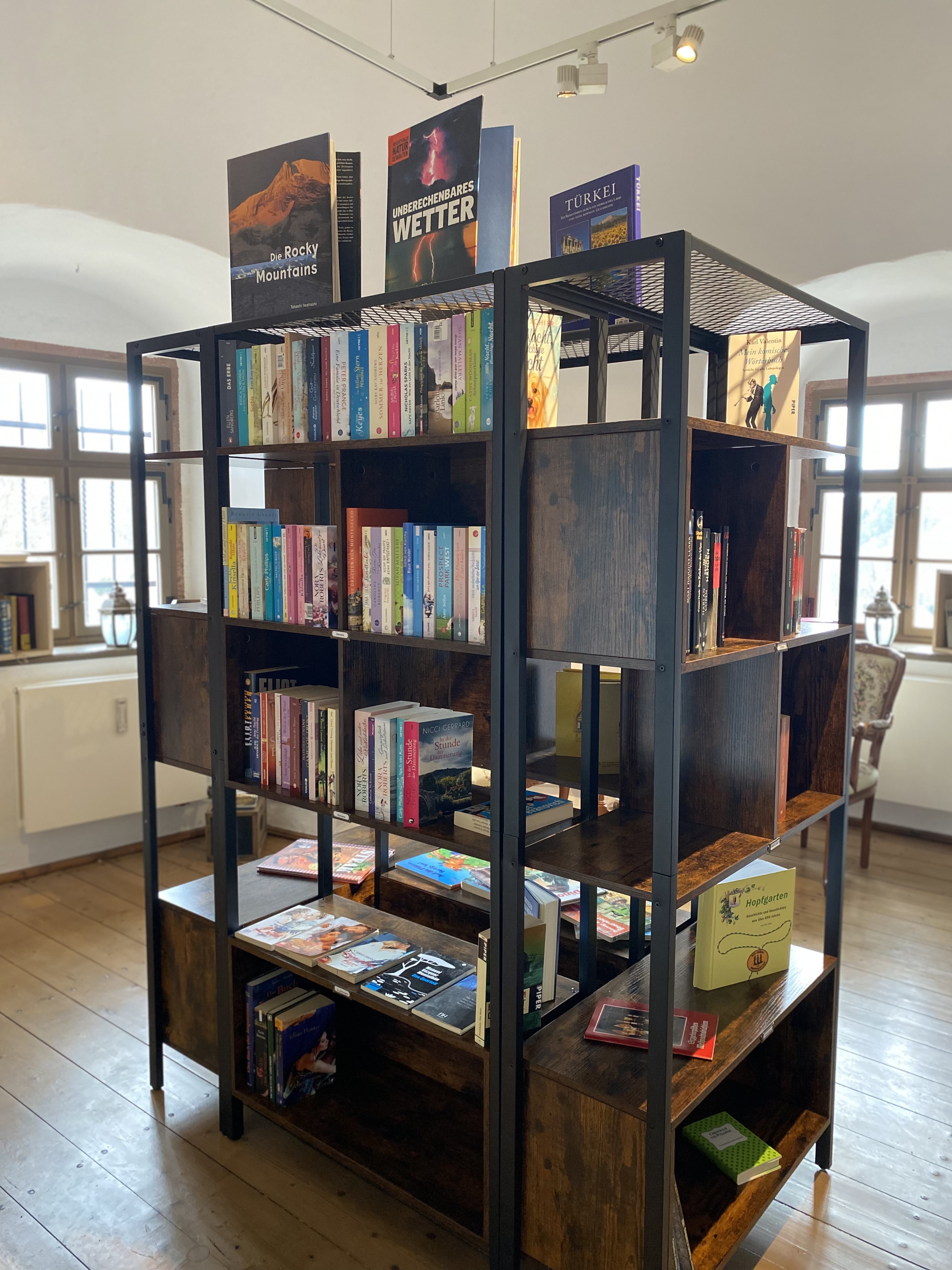 Gefülltes Bücherregal im Bücherstübel auf der Familienburg Scharfenstein